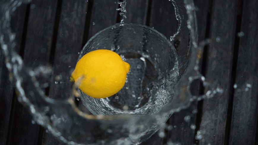 gli agrumi, il succo e la buccia di limone possono essere utilizzati per realizzare prodotti naturali per la pulizia