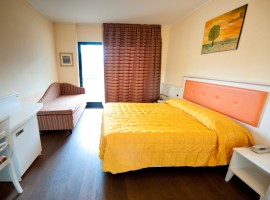 La camera arancio, una delle stanze coloratissime dell'hotel gabry