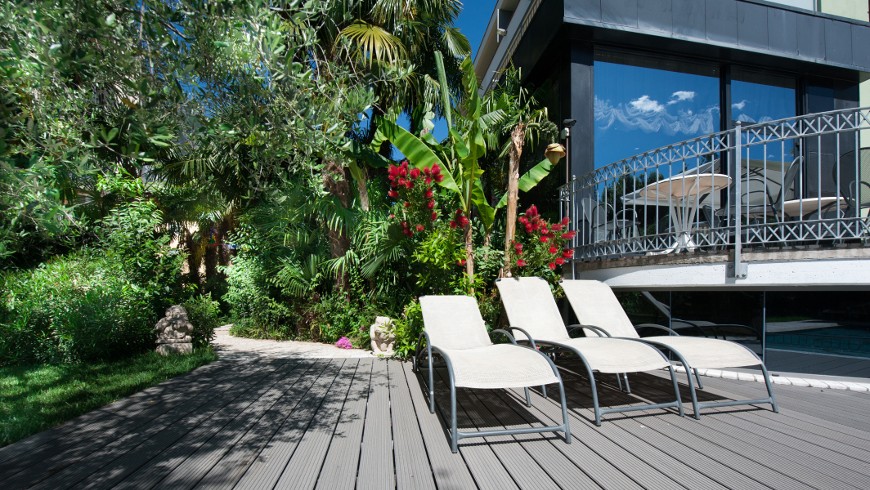 Relax nel giardino con il verde, le palme e la piscina dell'Hotel Gabri.