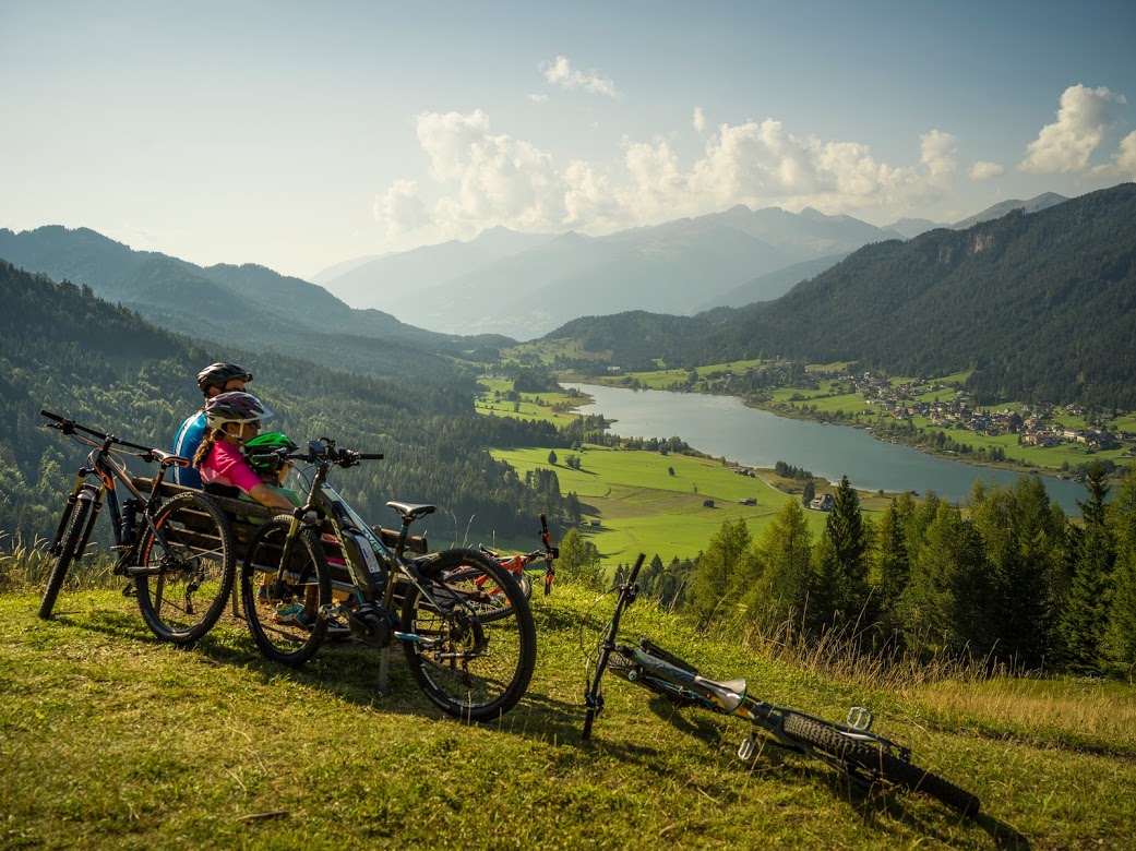 In mountain bike attorno al lago di Weissensee, Austria, Carinzisa
