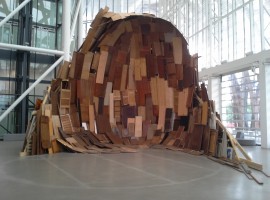 Le opere in legno riciclato di Tadashi Kawamata. Foto via Flickr