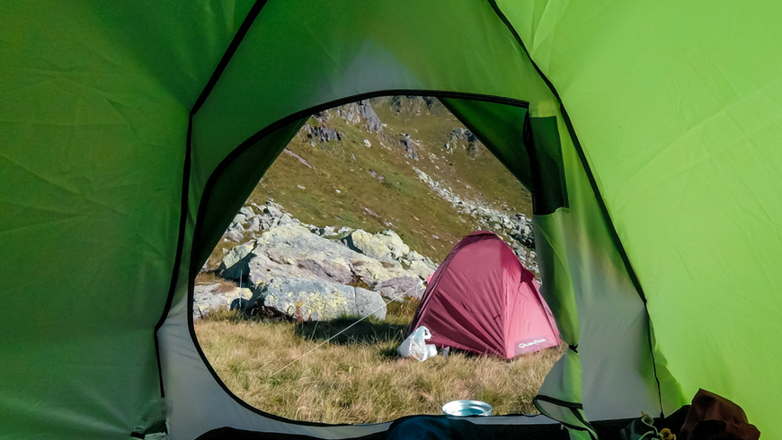 viaggiare sostenibile dormendo in tenda