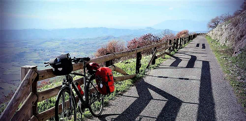 Bicicletta sulla ciclabile ottenuta dalle ferrovie dismesse Fiuggi-Paliano