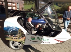 Peter Brandauer, sindaco di Werfenwng, a bordo di uno dei numerosi veicoli elettrici della Perla Alpina
