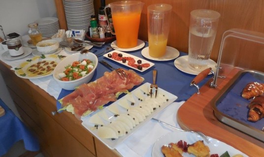 Prima colazione all'albergo Auralba: buffet a base di prodotti km 0