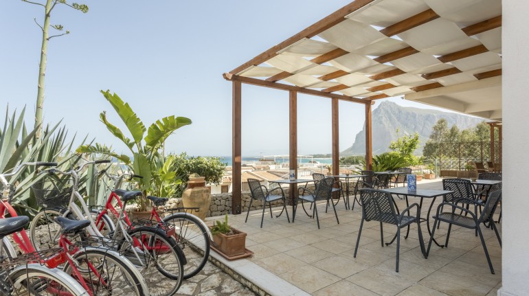 Terrazza panoramica di Auralba con biciclette gratuite per gli ospiti