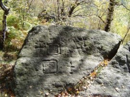 incisioni rupestri su roccia con simboli pagani