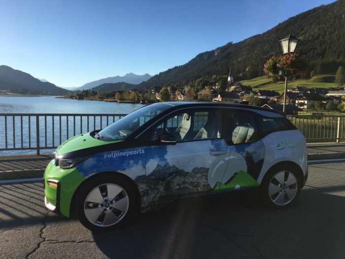 auto elettrica di fronte al lago di weissensee, Austria