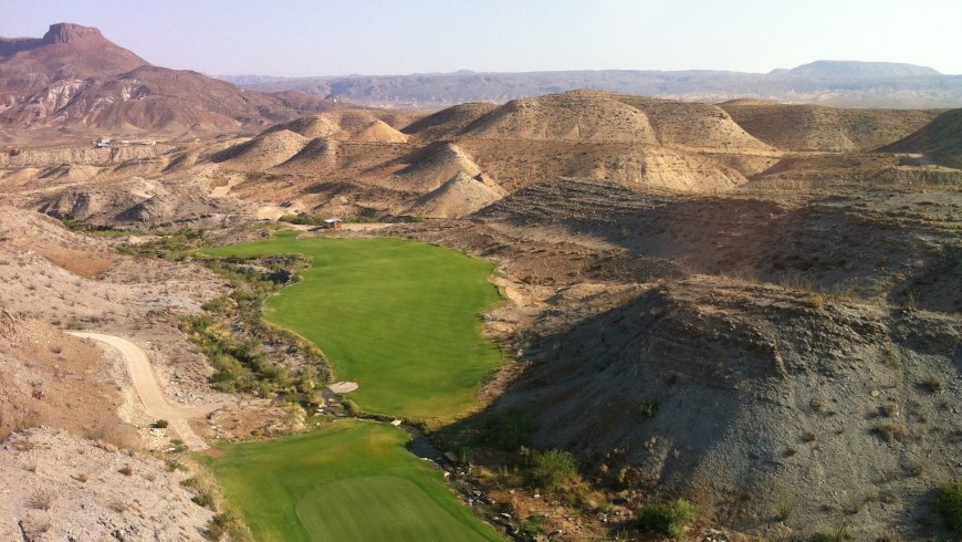campo da golf con prati verdi in mezzo al deserto