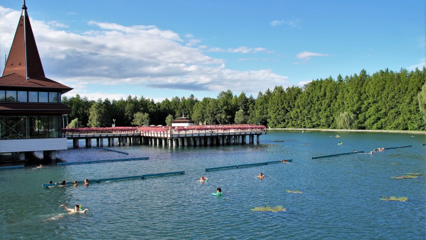 A Hévíz, Ungheria, uno dei più grandi laghi termali al mondo, 