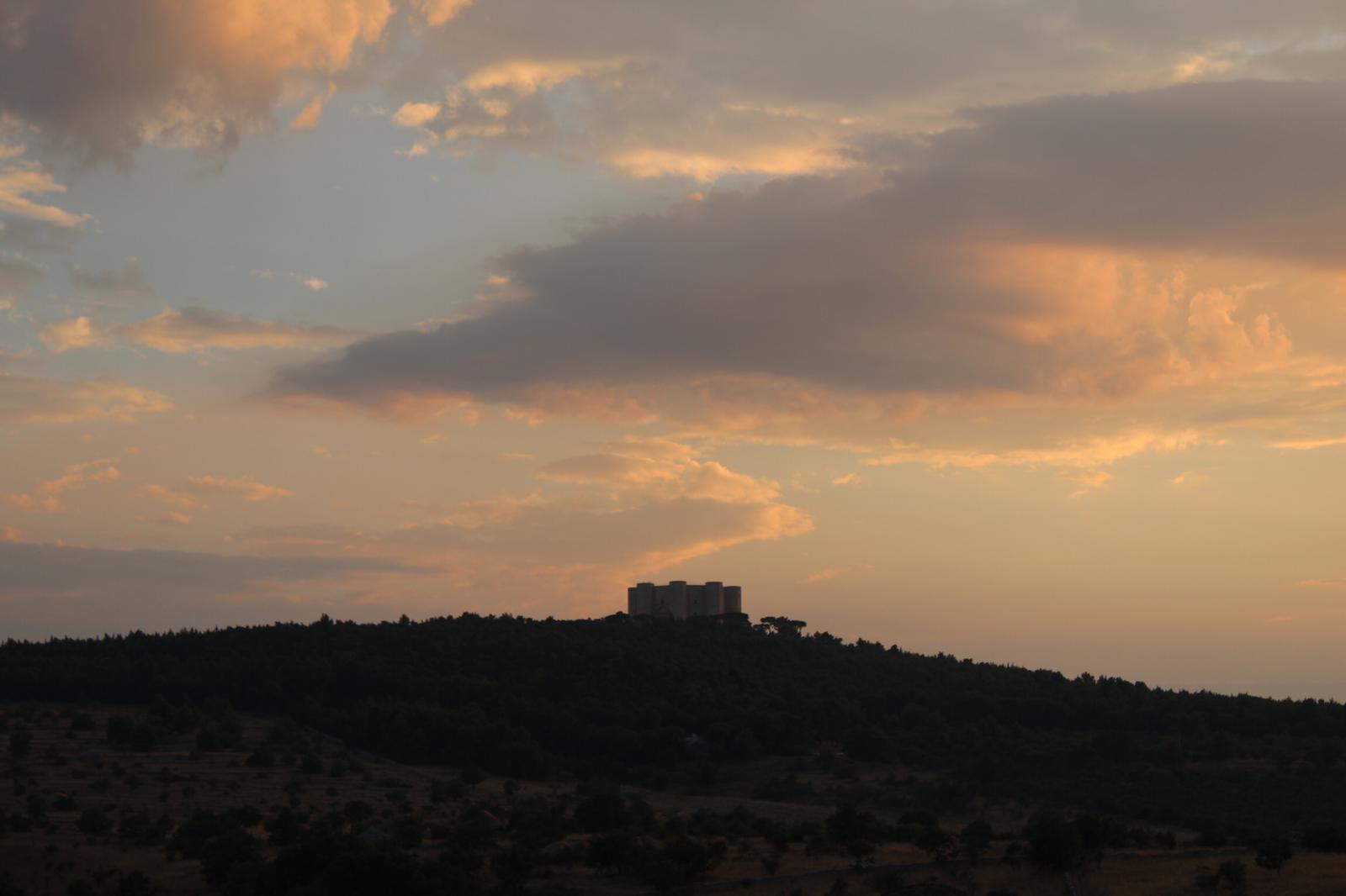 Paesaggio dell'Alta Murgia con Castel del Monte sullo sfondo