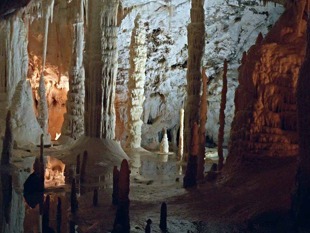 Grotte di Frasassi, vicino all'Agriturismo La Coroncina