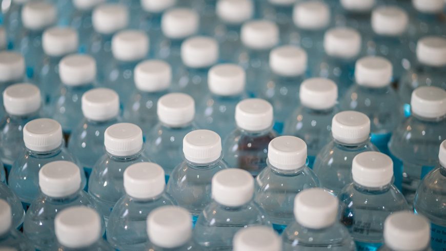 bottiglie di plastica contro il pianeta 