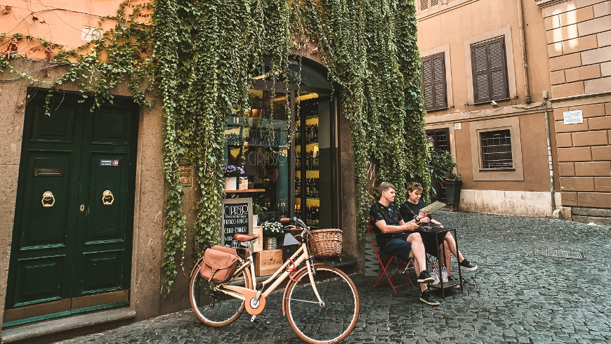 caffe locale a Roma, Italia