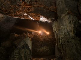 Grotta sotto il castello di Predjama