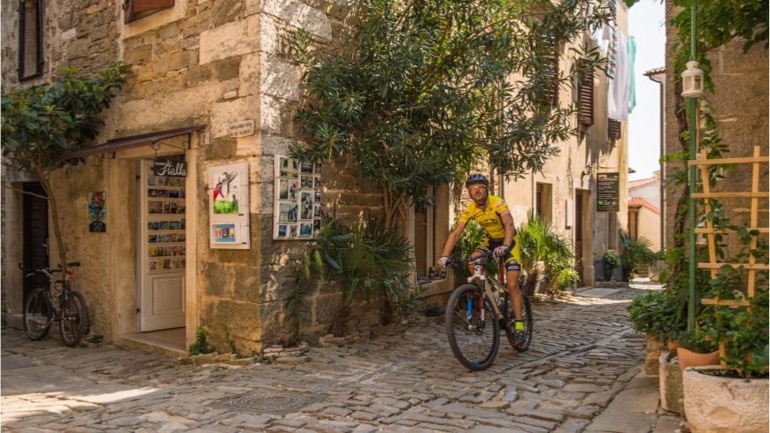 Percorrere la parenzana in bicicletta e visitare le città medievali lungo il percorso