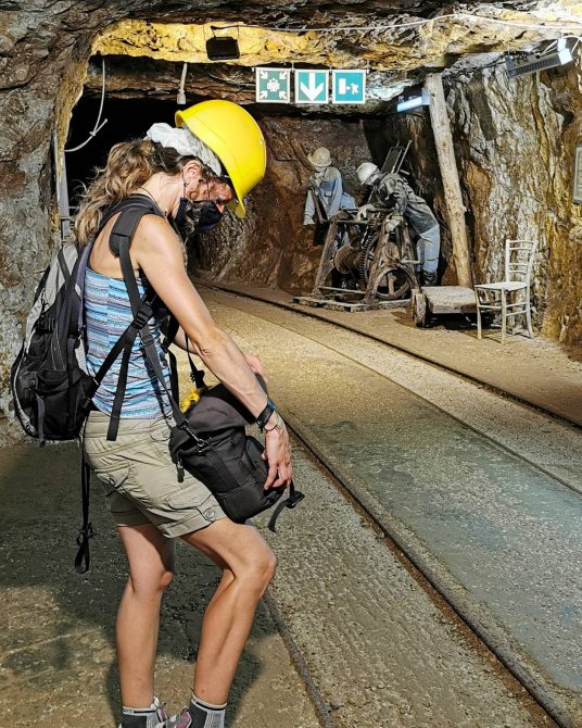 Primo piano di viaggiatrice all'interno di una miniera