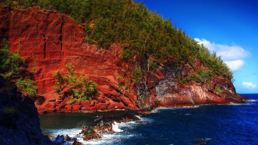 Spiaggia e rocce rosse di Kaihalulu, sul mare blu delle Hawaii