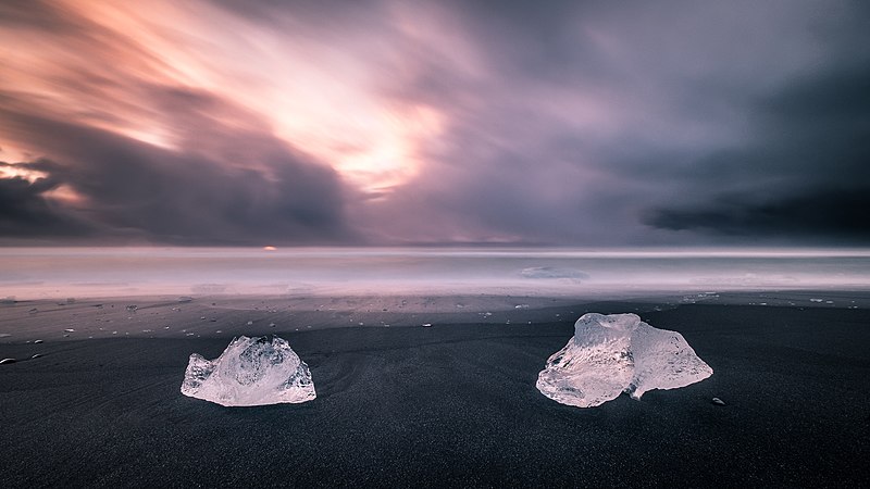 Tra le spiagge più colorate ne troviamo una nera, coperta da scintillanti blocchi di ghiaccio