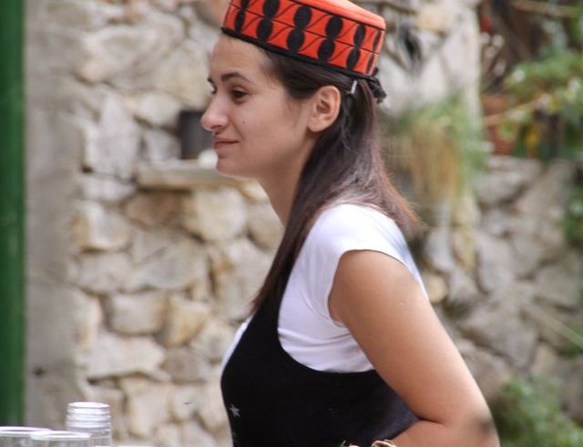 Ivana Kalpić, la proprietaria, vestita con gli abiti tradizionali locali