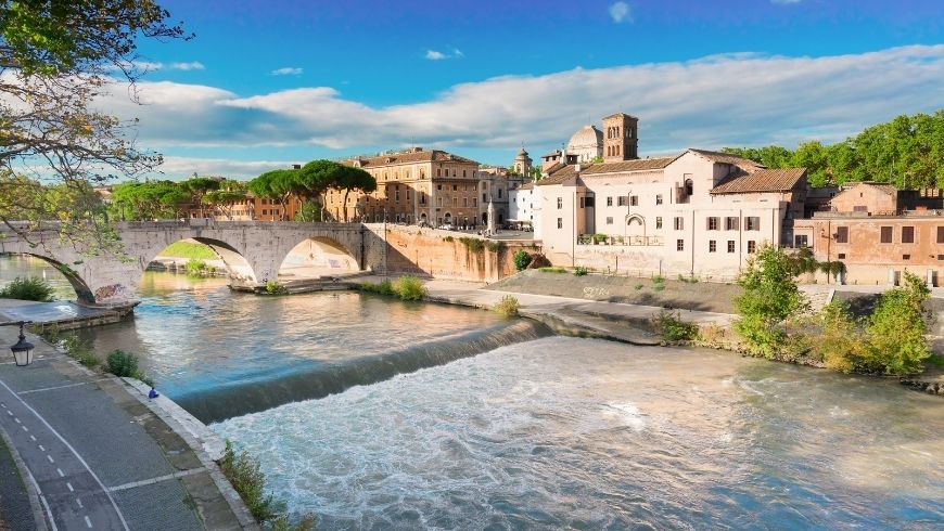 Roma, vista di Trastevere dal fiume