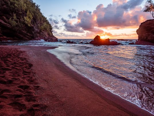 tramonto spiaggia rossa kaihalulu hawaii