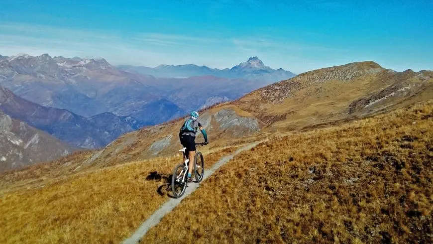 Aventurero con la bicicleta entre las montañas
