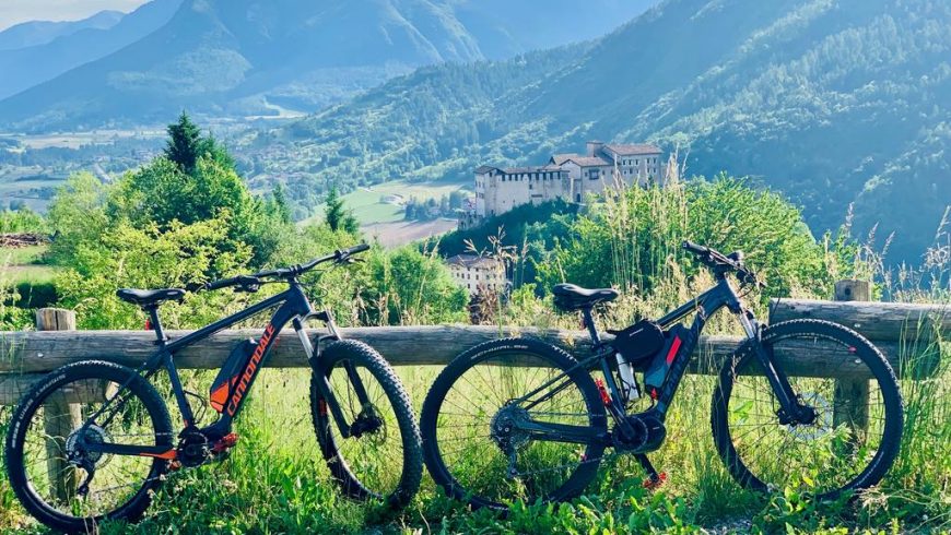 Ebike appoggiate su una trave nel parco naturale Adamello Brenta in Trentino, Italia