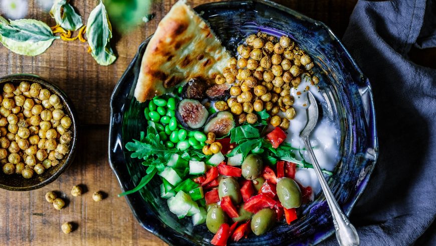 Insalata vegana con ceci, olive e pomodori