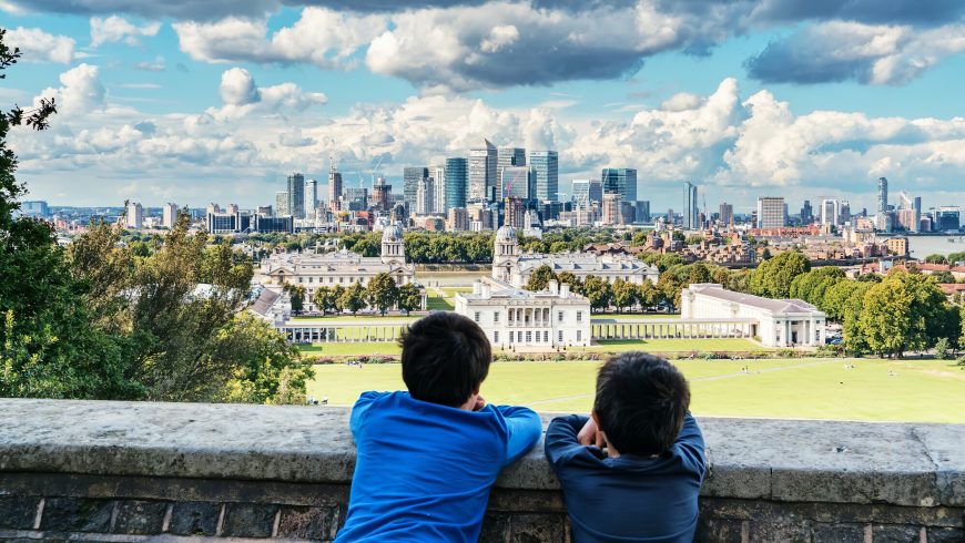 Bambini appoggiati su un muretto che guardano il Greenwich di Londra