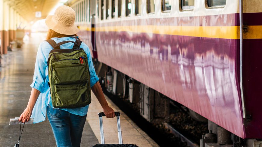 Viaggiatore sostenibile che viaggia in treno