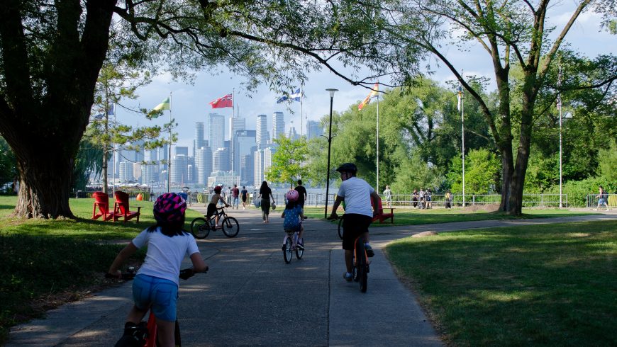 bambini in bicicletta al parco