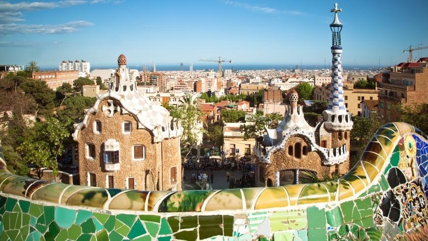 lo stile inimitabile di Gaudi al Parc Güell di Barcellona, attrazione turistica ecofriendly da non perdere durante il tuo prossimo viaggio in Spagna in treno