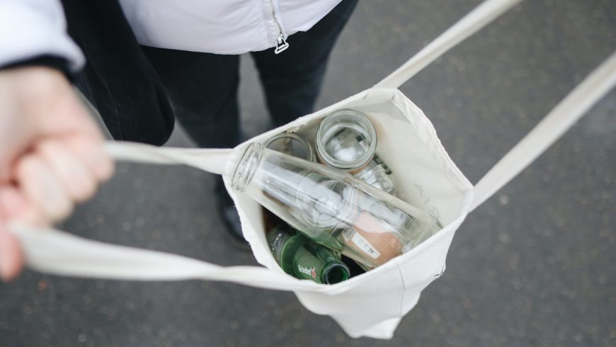 bottiglie di vetro in una borsa di stoffa: buone pratiche di riciclo in Germania