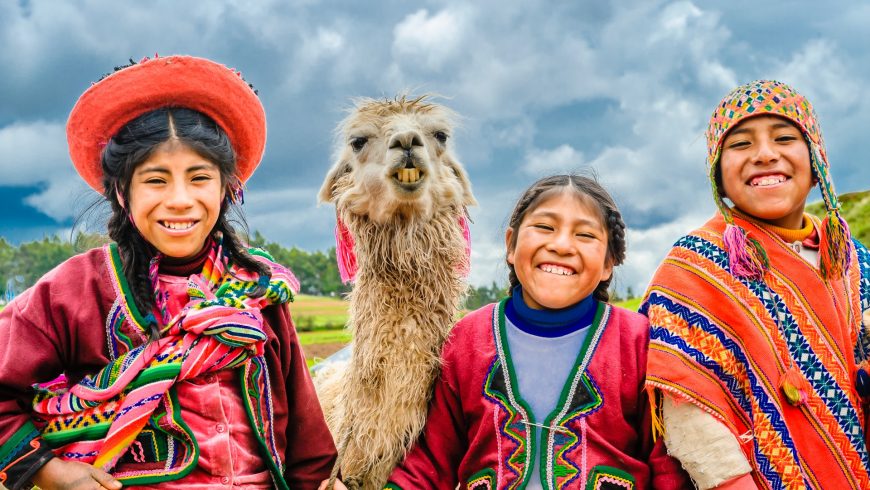 le migliori destinazioni per i volontari: una famiglia con alpaca in Perù