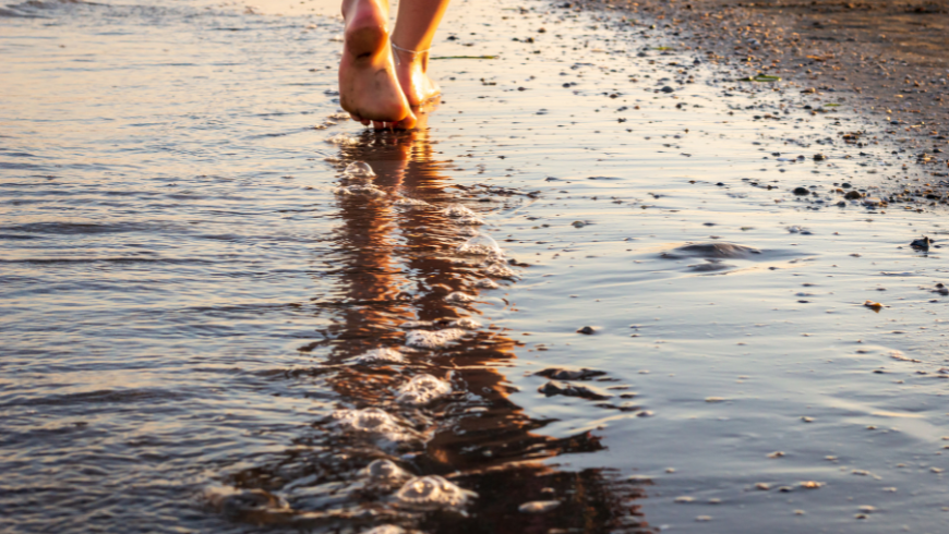 I benefici del camminare barefoot