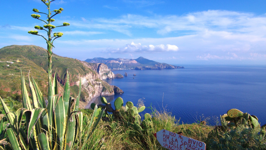 Panorama di Lipari visto da Quattrocchi, con l'isola di Vulcano sullo sfondo
