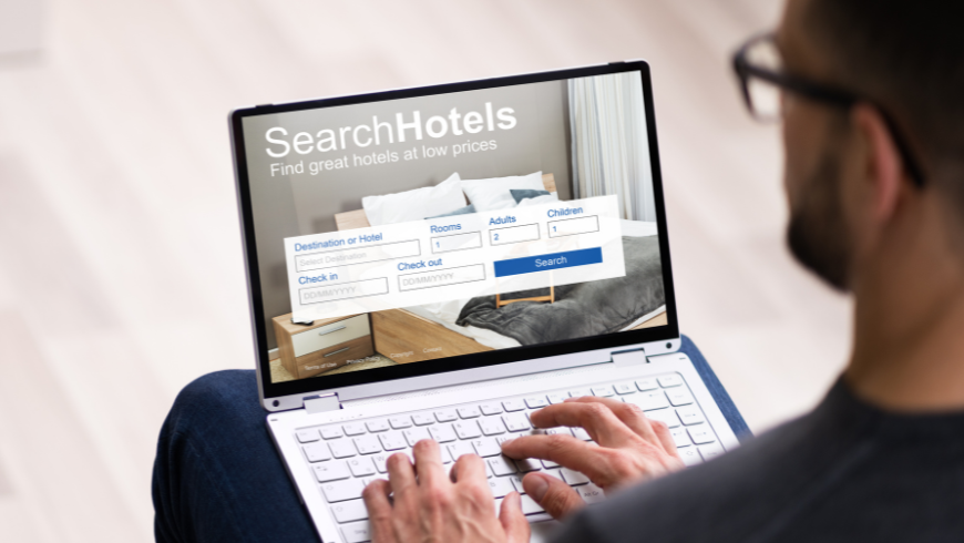 Foto di uomo che cerca un hotel su un sito web