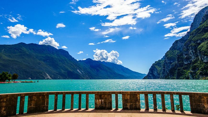 Visione sul lago di garda con acqua turchese e le sue montagne 