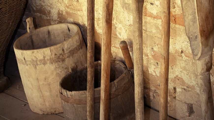 antichi strumenti della tradizione contadina al museo etnografico di Cavaglia, in provincia di Bergamo