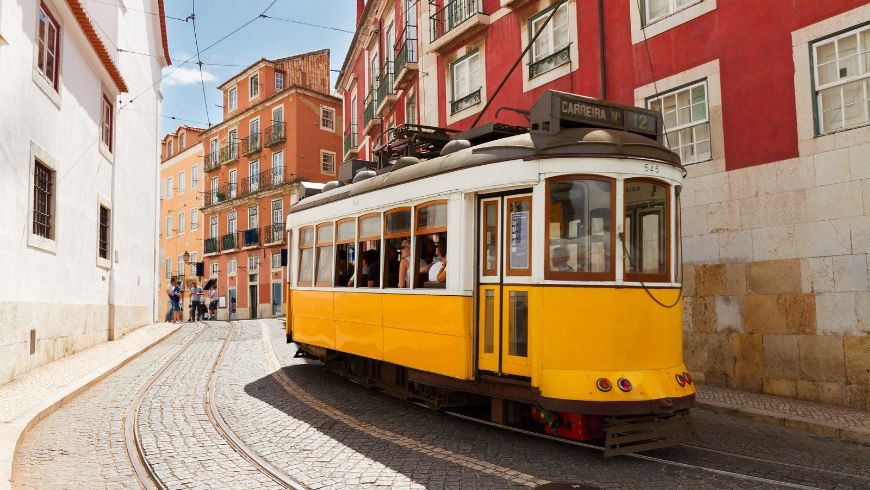 Usare il tram a Lisbona come tecnica di viaggio sostenibile 