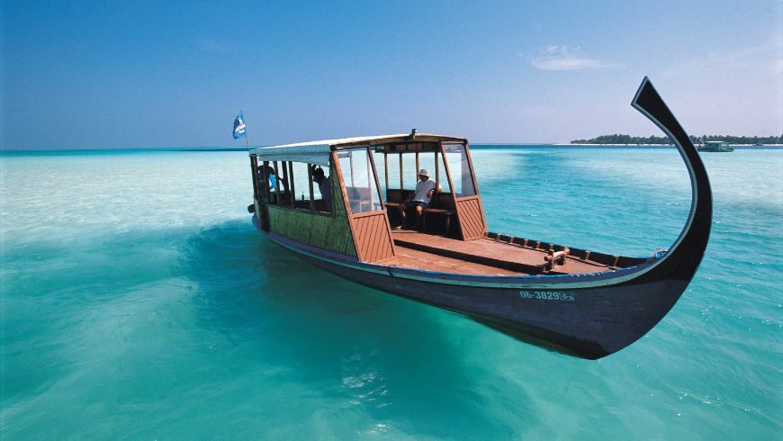 Turista in barca alle Maldive