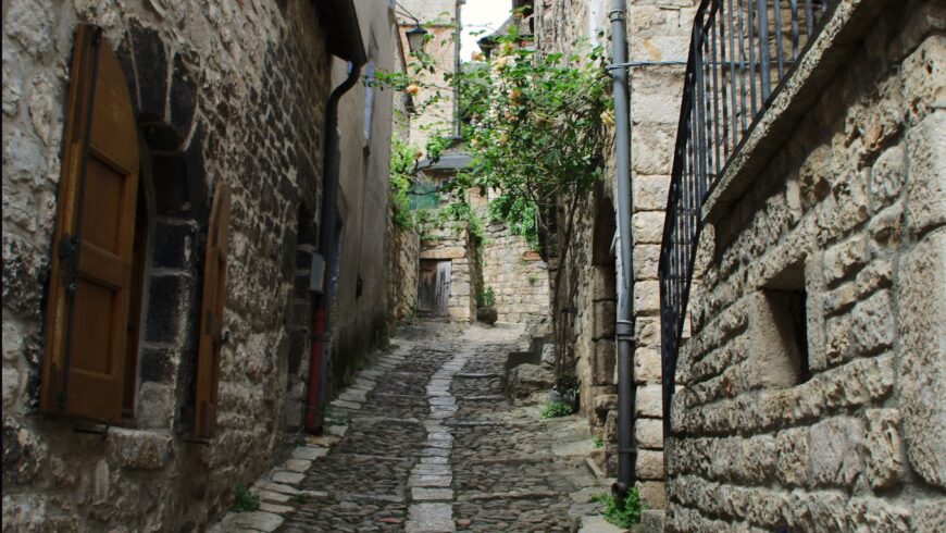 Cobbled streets sided by stone buildings in Sainte Enimie
