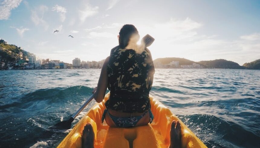 Mujer que disfruta de un viaje en kayak al aire libre sin dejar rastro