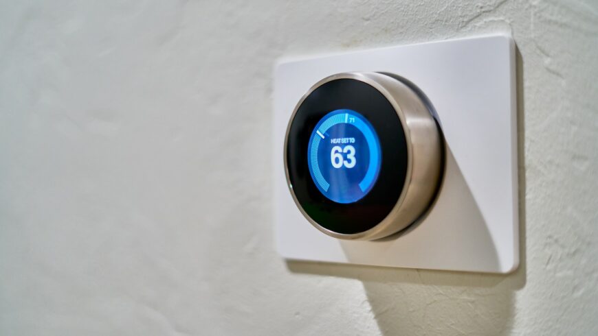 Un termostato inteligente que permite controlar la temperatura de los alojamientos ecosostenibles
