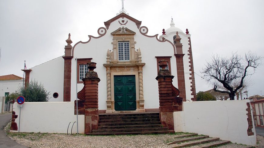 Photo de la façade de l'Église de São Bartolomeu de Messines