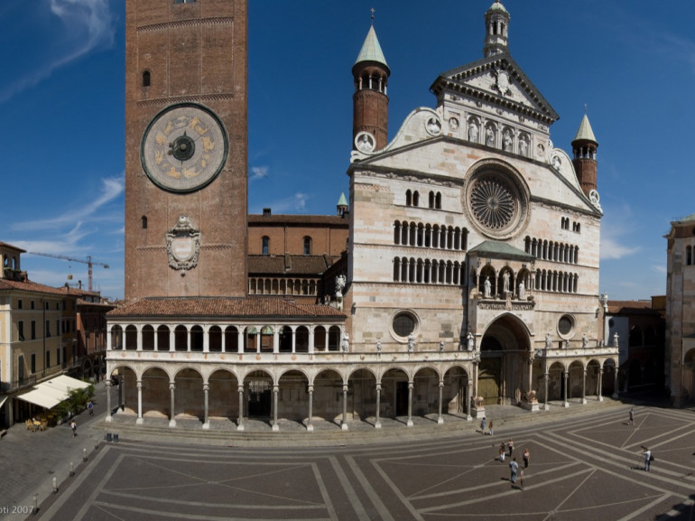 La piazza del Duomo, col Battistero e il Torrazzo