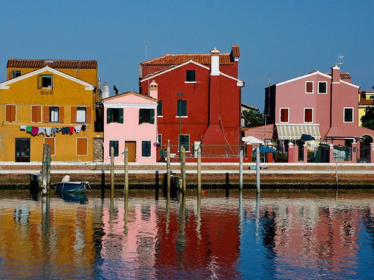 Pellestrina e le sue case colorate che affacciano su un canale