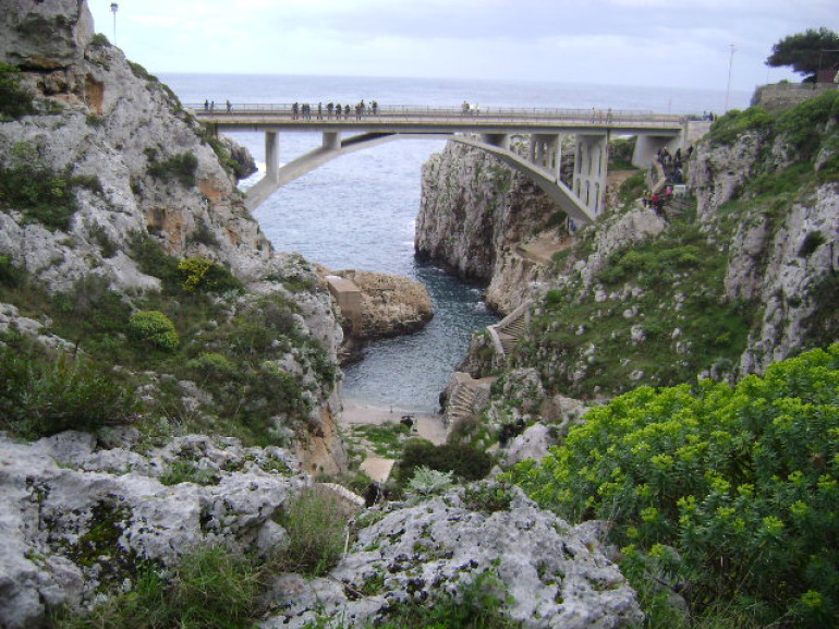 il famoso ponte che attraversa l'insenatura del Ciole, foto via Wikipedia
