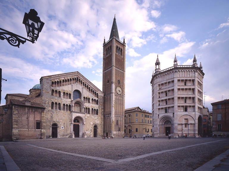 Piazza Duomo, il cuore storico e artistico di Parma, con il suo bellissimo Battistero rosa.